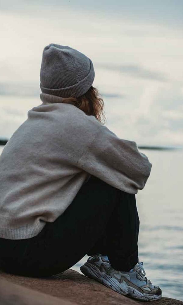 احساس تنهایی فقط مخصوص افراد مجرد و تنها نیست، بلکه بسیاری از افراد در زندگی مشترک هم ممکن است چنین احساسی را تجربه کنند. در ادامه، در مورد دیدگاه چند متخصص در مورد علت این تنهایی و نحوه برخورد با آن توضیح می‌دهیم. نیلو دردشتی، روان‌شناس و متخصص ارتباط، می‌گوید به طور کلی علت این تنهایی یا وجود مشکلی در ارتباط دو طرف است یا ریشه در زندگی گذشته آنها دارد. برای مثال، ممکن است زوجین با گذر زمان از نظر احساسی از هم فاصله گرفته و دیگر به اندازه گذشته با هم صمیمی نباشند. گَری براون، مشاور ازدواج، تأکید می‌کند که حتی در بهترین ارتباط‌ها نیز در مواقعی افراد در مسیرهای متفاوتی قرار می‌گیرند و از هم دور می‌شوند. یکی از عوامل این دور شدن، به باور روان‌شناس دیگری به نام جِنی تایتز، استفاده از شبکه‌های مجازی است. افراد در این شبکه‌ها زندگی خود را با دیگران مقایسه می‌کنند. برای مثال، وقتی ببینند دیگران برای تولد گردنبند طلا هدیه می‌گیرند و آنها چیزی کمتر از آن گرفته باشند، از رابطه خود احساس نارضایتی می‌کنند. همین مسئله ممکن است بر میزان صمیمت آنها با شریک‌شان تأثیر منفی گذاشته و به تدریج احساس تنهایی کنند. مطالعات آماری نشان می‌دهد هر چه افراد در زندگی مشترک زمان بیشتری را در شبکه‌های اجتماعی صرف کنند، بیشتر درگیر احساس تنهایی خواهند شد. اما گاهی احساس تنهایی افراد در درون خودشان بوده و پیش از زندگی مشترک وجود داشته است. دردشتی هشدار می‌دهد که افراد نباید از زندگی مشترک و ازدواج به عنوان ابزاری برای رهایی از احساس تنهایی خود استفاده کنند چون چنین اتفاقی نخواهد افتاد. شریک زندگی شما هرگز نمی‌تواند درمانی برای تنهایی وجودی شما باشد. آیا تنهایی ما احساسی درونی است یا به زندگی مشترک‌مان مربوط می‌شود؟ پیدا کردن ریشه تنهایی کاری دشوار است. جاشوا رُزِنتال، روان‌شناس کانادایی، می‌گوید برای تشخیص علت تنهایی ابتدا باید با شریک خود در مورد احساس‌تان صحبت کنید. بعد از شنیدن حرف‌های شما، همسرتان باید بتواند به کارهایی که معمولاً برای حمایت احساسی از شما انجام می‌دهد، اشاره کند. اگر احساس تنهایی شما با وجود تلاش‌های همسرتان همچنان پابرجاست، تنهایی شما بیشتر مربوط به خودتان است. اما دردشتی و رزنتال معتقدند اگر شریک شما مانند خودتان احساس تنهایی می‌کند، به احتمال زیاد ریشه تنهایی رابطه فعلی‌تان است. در این صورت، برای اطمینان، این سؤال‌ها را از خودتان بپرسید: آیا بیشتر زمانی که در کنار هم هستید، احساس تنهایی می‌کنید؟ آیا در مقایسه با شروع ارتباط یا دوران قبل از زندگی مشترک، اکنون احساس تنهایی بیشتری دارید؟ اگر جواب شما به این سوال‌ها مثبت است، احتمالاً مشکلی در زندگی مشترکان وجود دارد. چطور بر احساس تنهایی در زندگی مشترک غلبه کنیم؟ اگر اطمینان حاصل کردید که مشکل از رابطه فعلی‌تان است، در این حالت هم باید با شریک‌تان گفتگو کنید. گری براون توصیه می‌کند که مشکل خود را طوری مطرح کنید که همسرتان موضع دفاعی به خودش نگیرد. باید گفتگو را طوری پیش ببرید که طرف مقابل بتواند احساس شما را به‌خوبی درک کند. برای مثال، بهتر است از لحنی صمیمانه و به دور هر نوع قضاوت استفاده کنید. سپس به حرف‌های همسرتان گوش بدهید. اگر او هم برای ترمیم این ارتباط اشتیاق نشان می‌دهد، به گفتگوهای بیشتربی نیاز دارید. در طول این گفتگوها، باید بفهمید چه مشکلاتی در ارتباط‌تان وجود دارد و برای رفع آنها چه باید کرد. در مقابل، اگر پیش از زندگی مشترک هم از تنهایی رنج می‌بردید، بهتر است به دنبال الگوی مشابهی در روابط‌ قبلی خود باشید. برای مثال، به باور دردشتی، شاید پس از مدت مشخصی از شروع یک ارتباط این احساس به شما دست می‌دهد، و مشکل شما ریشه در از بین رفتن تازگی یک ارتباط دارد. اما ریشه تنهایی شما هر چه باشد، از کمک متخصصان این حوزه خود را بی‌نصیب نگذارید.