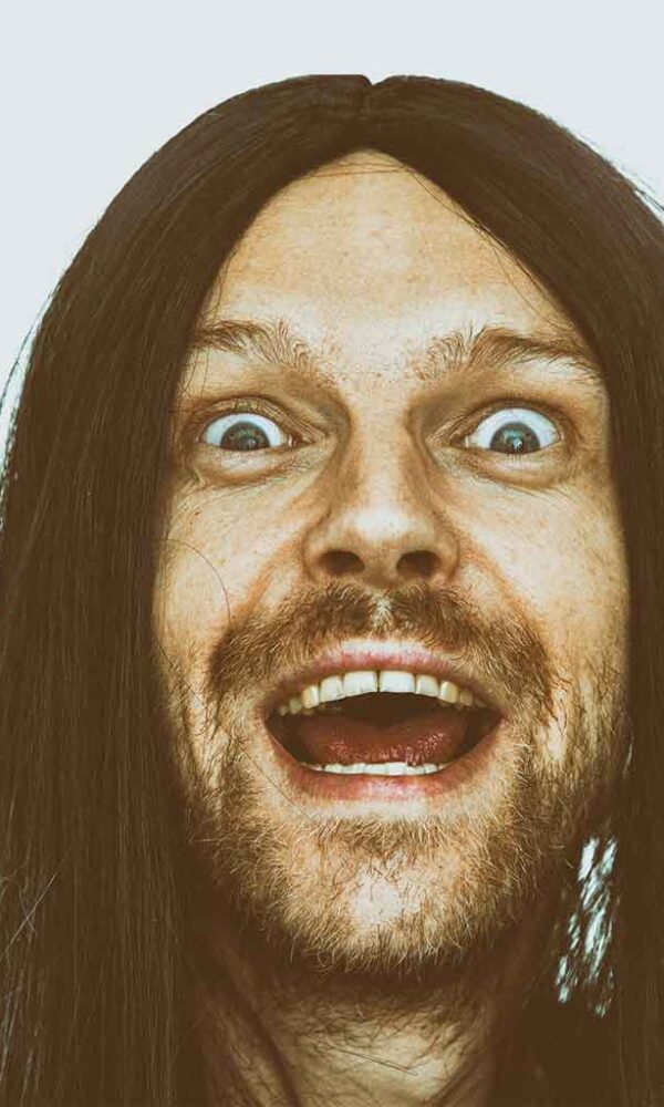 بلاسکو-بلد می‌گوید: «مهم است که پیامدهای درون‌فردی و بینافردی خودشیفتگی را درک کنیم. خودشیفتگی آسیب‌پذیر نوعی خیالبافی در مورد تحسین شدن و دوست داشته شدن توسط دیگران است. اما، به نظر می‌رسد که دشمنی افراد خودشیفته آسیب‌پذیر با دیگران باعث می‌شود که در اجتماع از آنها بیزار باشند. بنابراین، انتظار این افراد به بزرگ دیده شدن نزد دیگران برآورده نمی‌شود، و این مسئله احساسات و واکنش‌های خصمانه را در آنها تحریک می‌کند.»